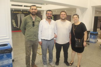 Berfin ile Aliseydi kalemi  bu sefer imza için kullandı