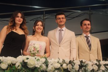 Berfin ile Aliseydi kalemi  bu sefer imza için kullandı