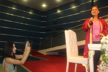 Berfin ile Aliseydi kalemi  bu sefer imza için kullandı