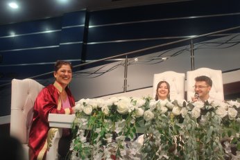 Berfin ile Aliseydi kalemi  bu sefer imza için kullandı