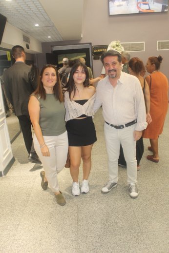 Berfin ile Aliseydi kalemi  bu sefer imza için kullandı