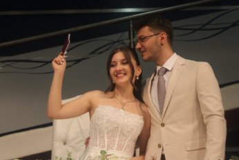 Berfin ile Aliseydi kalemi  bu sefer imza için kullandı