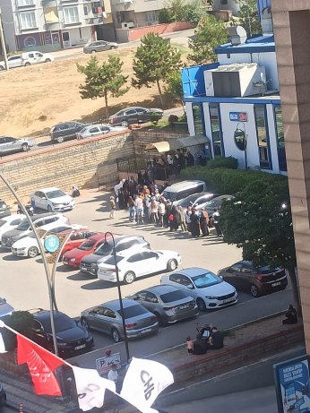 Kırtasiye kuyruğu burada. Çikolata timin nerede?