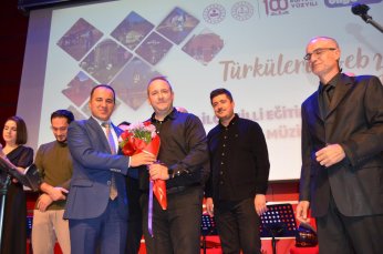 Türküler de onları söylerdi. Bu sefer onlar türkü söyledi