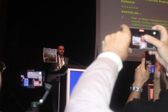 Anamda ekiyor. Çocuklar bilmiyor