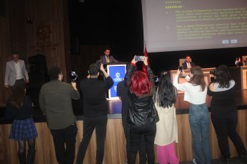 Anamda ekiyor. Çocuklar bilmiyor