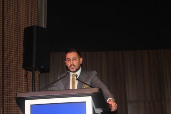 Anamda ekiyor. Çocuklar bilmiyor