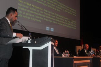 Anamda ekiyor. Çocuklar bilmiyor