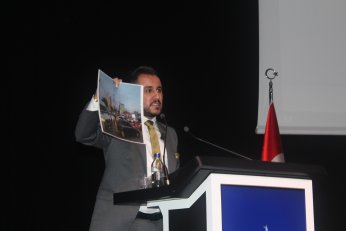 Anamda ekiyor. Çocuklar bilmiyor