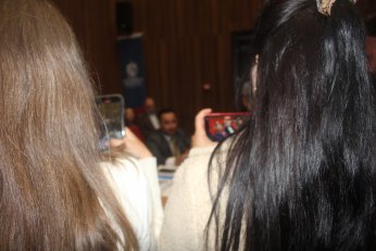 Anamda ekiyor. Çocuklar bilmiyor