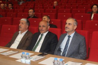 Anamda ekiyor. Çocuklar bilmiyor