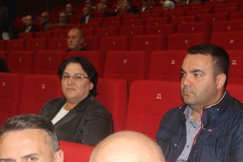 Anamda ekiyor. Çocuklar bilmiyor