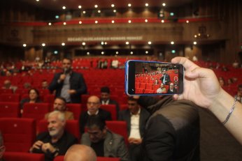 Anamda ekiyor. Çocuklar bilmiyor