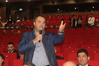 Anamda ekiyor. Çocuklar bilmiyor