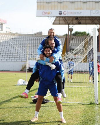 Aç gözünü seyret.  Tekrarı bugün bunun