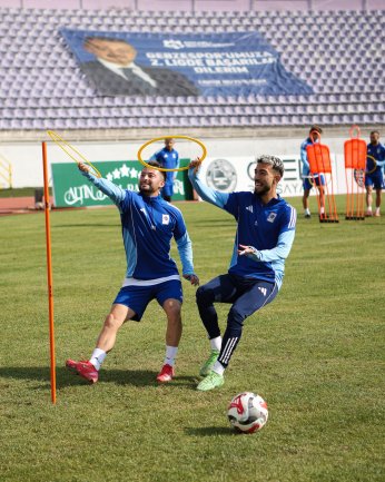 Aç gözünü seyret.  Tekrarı bugün bunun