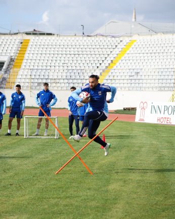 Aç gözünü seyret.  Tekrarı bugün bunun