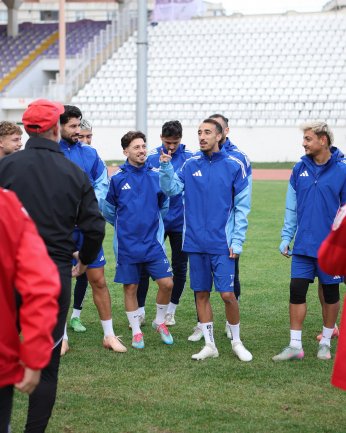 Aç gözünü seyret.  Tekrarı bugün bunun