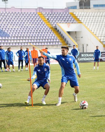 Aç gözünü seyret.  Tekrarı bugün bunun