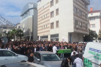 Son yolculuğuna sokağından uğurlandı