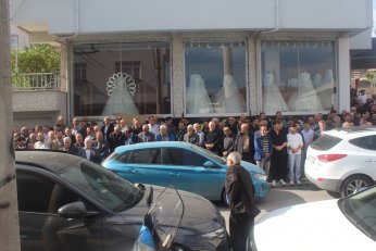 Son yolculuğuna sokağından uğurlandı