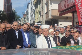 Son yolculuğuna sokağından uğurlandı