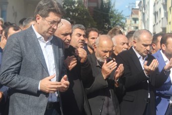 Son yolculuğuna sokağından uğurlandı