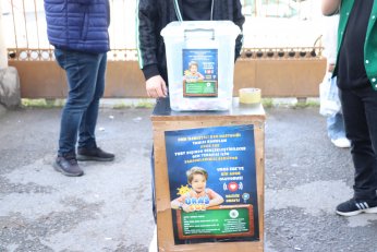 Yaprak döker bir yanımız. Bir yanımız Uras Ege…