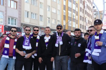 Yaprak döker bir yanımız. Bir yanımız Uras Ege…