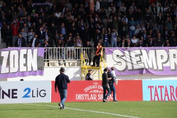 Yaprak döker bir yanımız. Bir yanımız Uras Ege…