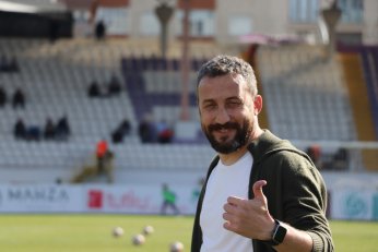 Yaprak döker bir yanımız. Bir yanımız Uras Ege…