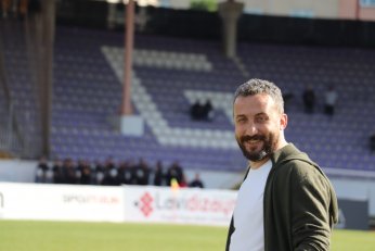 Yaprak döker bir yanımız. Bir yanımız Uras Ege…