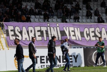 Yaprak döker bir yanımız. Bir yanımız Uras Ege…