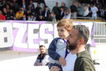 Yaprak döker bir yanımız. Bir yanımız Uras Ege…