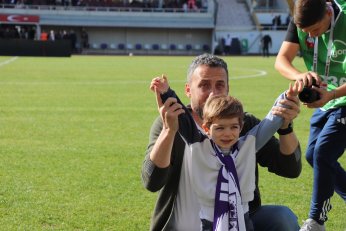 Yaprak döker bir yanımız. Bir yanımız Uras Ege…