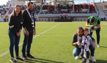 Yaprak döker bir yanımız. Bir yanımız Uras Ege…