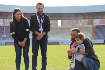 Yaprak döker bir yanımız. Bir yanımız Uras Ege…