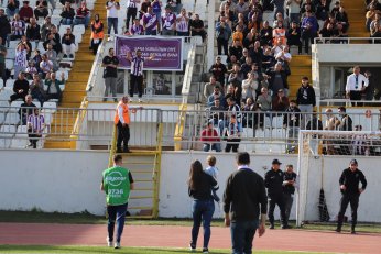 Yaprak döker bir yanımız. Bir yanımız Uras Ege…