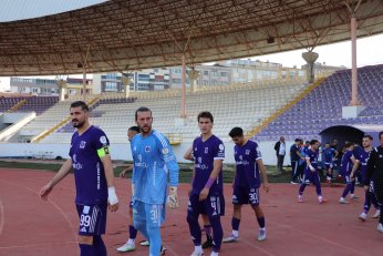 Yaprak döker bir yanımız. Bir yanımız Uras Ege…