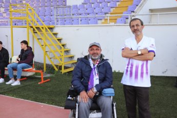 Yaprak döker bir yanımız. Bir yanımız Uras Ege…