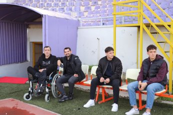 Yaprak döker bir yanımız. Bir yanımız Uras Ege…