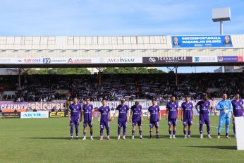 Yaprak döker bir yanımız. Bir yanımız Uras Ege…