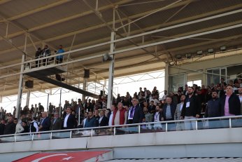 Yaprak döker bir yanımız. Bir yanımız Uras Ege…