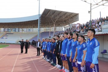 Yaprak döker bir yanımız. Bir yanımız Uras Ege…