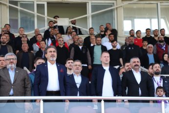 Yaprak döker bir yanımız. Bir yanımız Uras Ege…