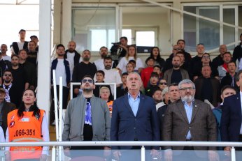 Yaprak döker bir yanımız. Bir yanımız Uras Ege…