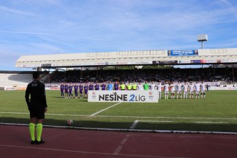 Yaprak döker bir yanımız. Bir yanımız Uras Ege…