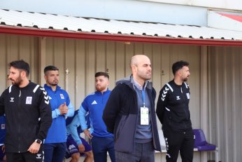 Yaprak döker bir yanımız. Bir yanımız Uras Ege…