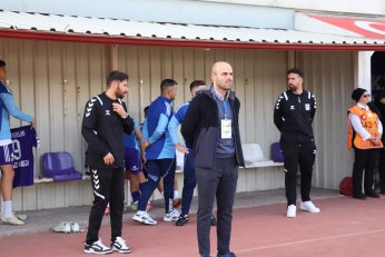 Yaprak döker bir yanımız. Bir yanımız Uras Ege…