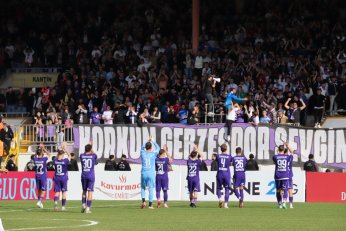 Yaprak döker bir yanımız. Bir yanımız Uras Ege…